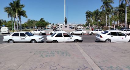 Decenas de taxis ‘Ruleteros’ se manifiestan frente a Palacio Municipal de Cajeme, Sonora