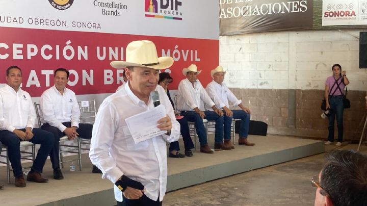 Alfonso Durazo atestigua entrega de camión de volteo para ganaderos del sur de Sonora