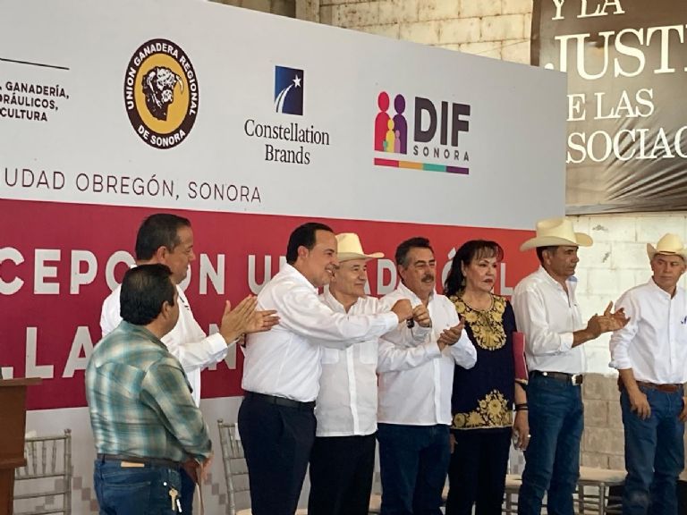 Alfonso Durazo Montaño, gobernador de Sonora, fungió como testigo de honor en la entrega de un camión de volteo 