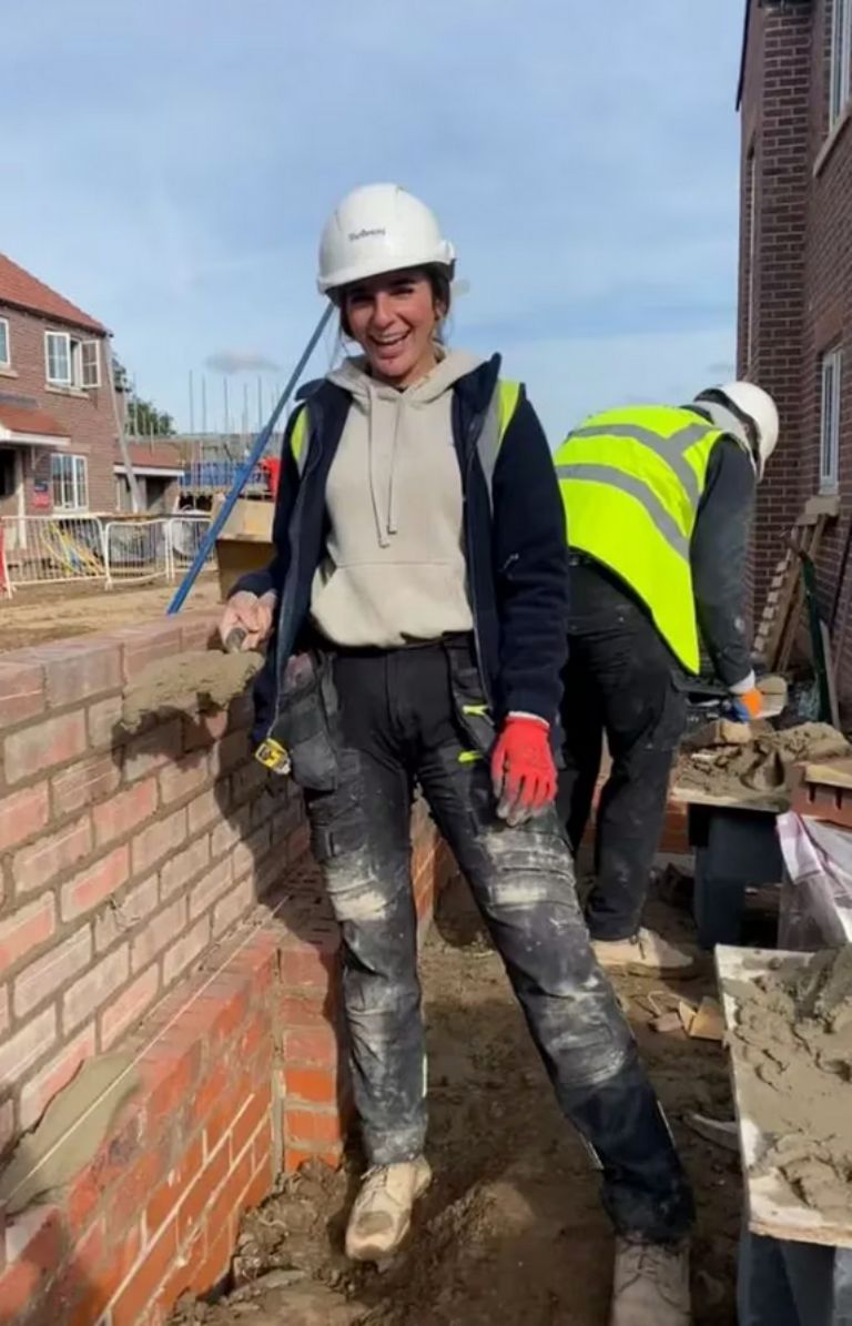 Joven abandona la carrera de veterinaria para ser albañil