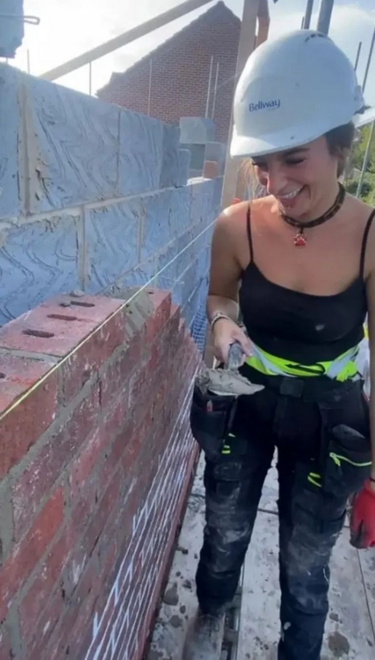 Joven abandona su carrera para convertirse en albañil