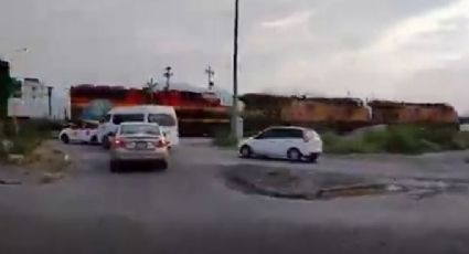 FUERTE VIDEO: Tren embiste a camión de pasajeros en Nuevo León; hay una víctima