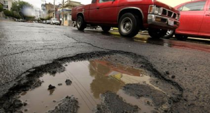 VIDEO: Bache provoca fatídico accidente; motociclista cae y es atropellado por un tráiler