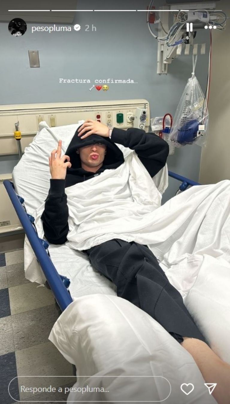 Peso Pluma confirmó la fractura en redes sociales