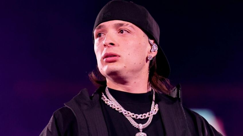 Peso Pluma aparece en cama de hospital; confirma aparatosa lesión en la pierna