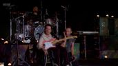 Foto ilustrativa de la nota titulada Michael J. Fox se une a Coldplay en una emotiva actuación en el Festival de Glastonbury