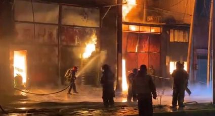 VIDEO: Fuerte incendio consume bodega de plásticos en Ecatepec, Estado de México