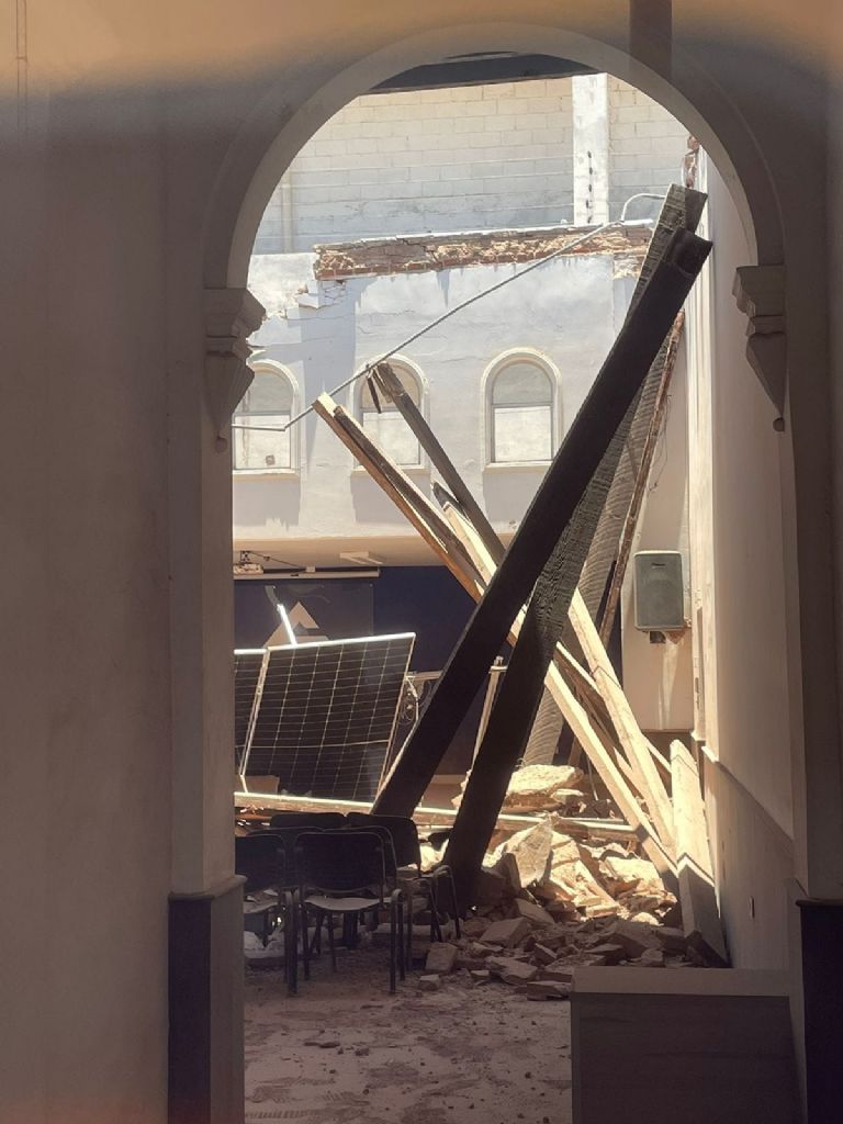 Las vigas no soportaron el techo del salón de eventos y terminaron derrumbandose