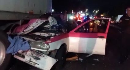 Taxi se estrella contra tráiler en Iztapalapa; cinco lesionados al hospital