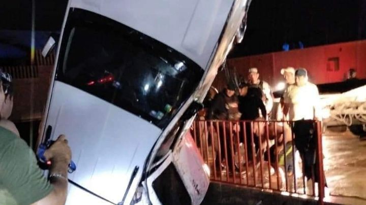 7 estudiantes mueren ahogados al hundirse su camioneta en Coatzacoalcos, Veracruz