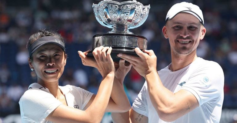 Hsieh y Zuelinski festejan con su trofeo