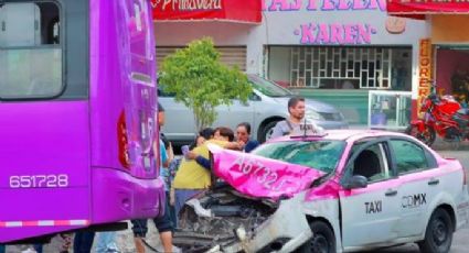 FOTOS: Un muerto tras choque de taxi contra camión de transporte en la Gustavo A. Madero