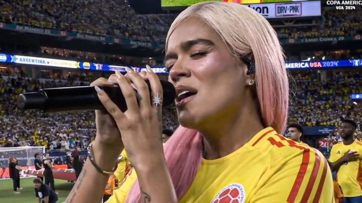 Destrozan a Karol G en redes tras entonar Himno Nacional: "Sin autotune no es nada"