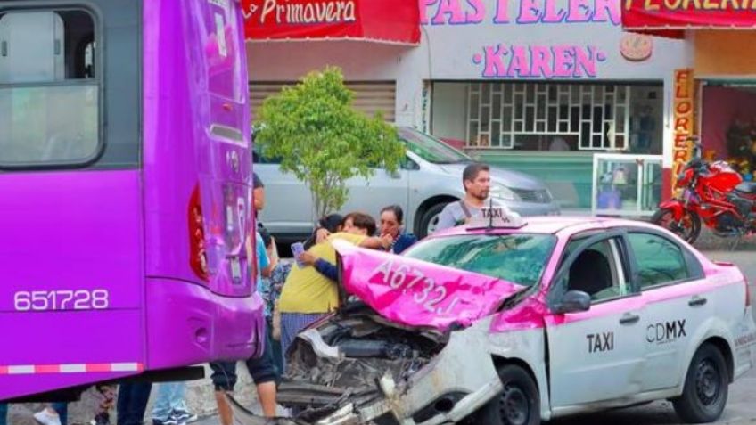 FOTOS: Un muerto tras choque de taxi contra camión de transporte en la Gustavo A. Madero