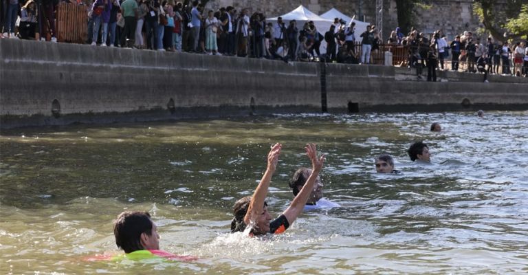 Cientos de parisinos se dieron cita para atestiguar el momento