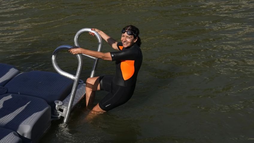 Pone el ejemplo: La alcaldesa de París se baña en el río Sena para mostrar que está limpio