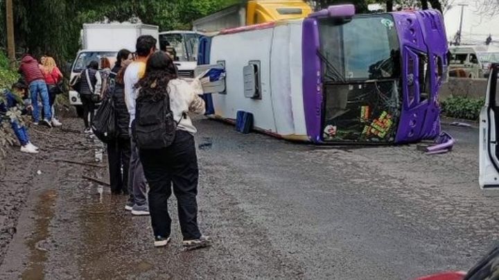 Caos en la México-Querétaro: Autobús se vuelca sobre los laterales en Cuautitlán