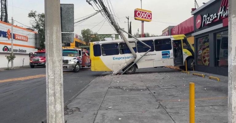 Camión se estrella contra OXXO en Toluca