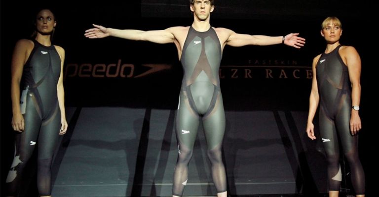 Michael Phelps supo sacar provecho a su traje de baño