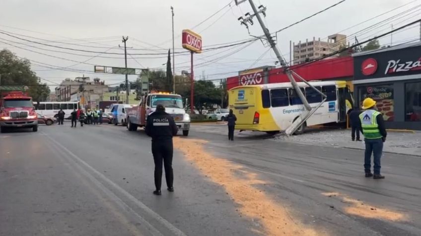 VIDEO: Camión de transporte se estrella contra tienda OXXO en Toluca; 14 lesionados