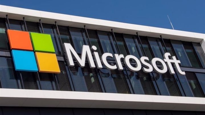 Caída de Microsoft afecta a México: Largas filas en AICM por fallo global informático