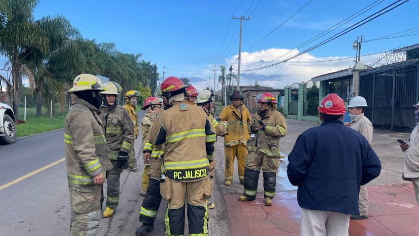 FUERTE fuga de combustible en ducto de Pemex en Jalisco; desalojan a 207 habitantes