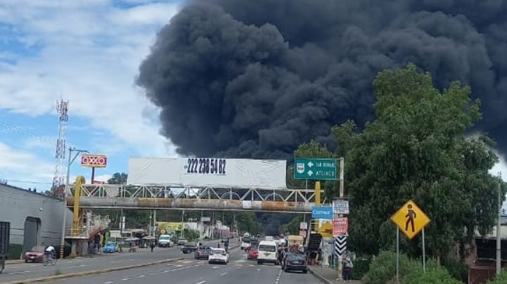 Se reporta fuerte incendio en la carretera Atlixco-Puebla; una pipa de gas explotó