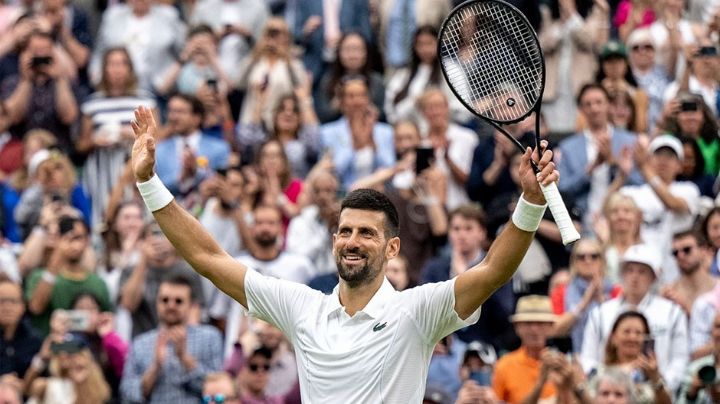 Djokovic tiene triunfal inicio en Wimbledon, y sueña con hacer historia