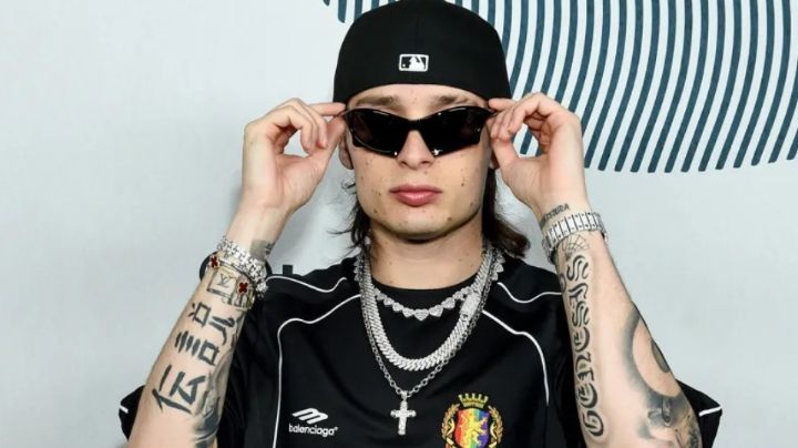 Peso Pluma se olvida de Anitta: Captan en VIDEO al 'Doble P' al besar a misteriosa mujer