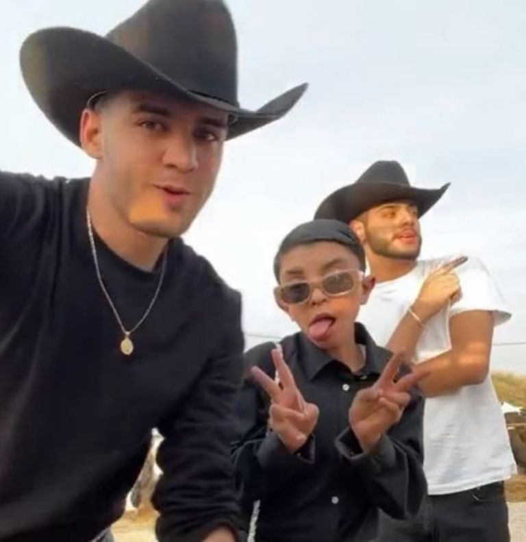 Instagram @robeloangell