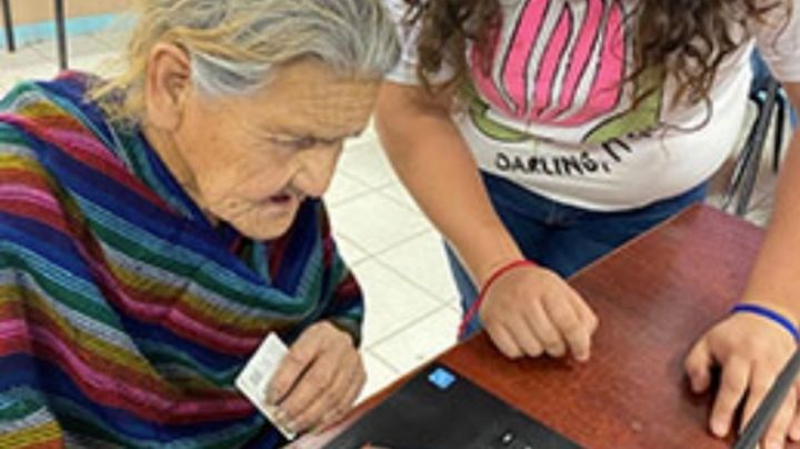 Estudiantes apoyan a adultos mayores en el uso de tecnología en Navojoa