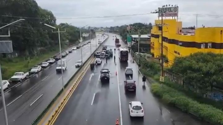 Reportan persecución y balacera en la autopista México-Cuernavaca; un policía muerto