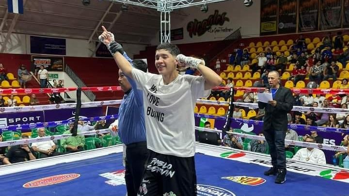 El cajemense Pablo Servín sale con la mano en alto en el torneo 'Marco Antonio Barrera'