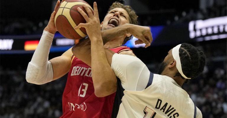 Anthony Davis trata de defender ante los alemanes