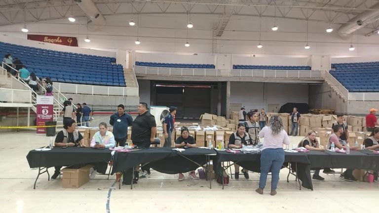 Entrega de uniformes escolares en Ciudad Obregón