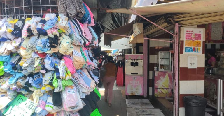 Banquetas invadidas en el centro