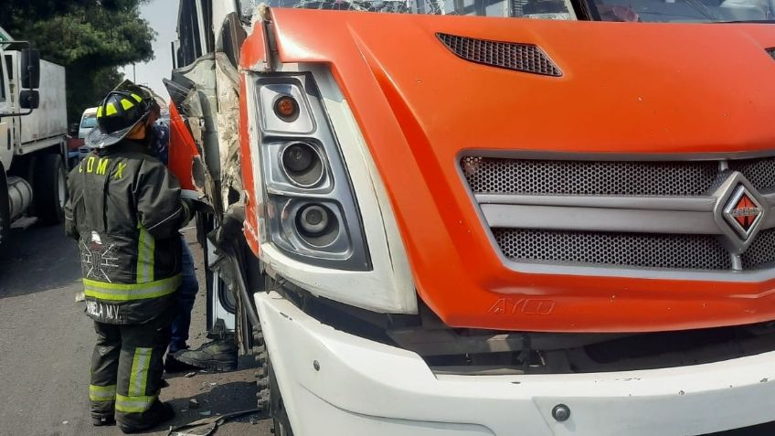 Fuerte accidente: Camiones de transporte público chocan por echar carreras en CDMX