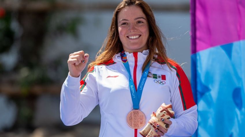 Deportista mexicana muestra camas de cartón en la Villa Olímpica de París 2024