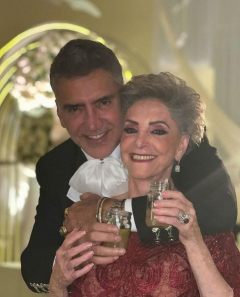 Alejandro Fernández felicita a 'Cuquita' por su cumpleaños