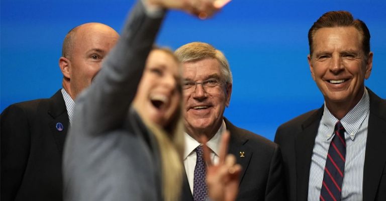 Directivos norteamericanos posan con Thomas Bach