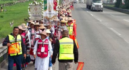 Peregrinos avanzan por la autopista México-Querétaro hacia la Basílica de Guadalupe