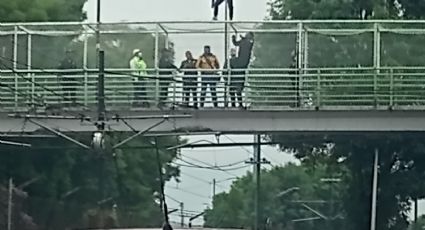 Héroes capitalinos: Policías evitan que sujeto se arroje de puente peatonal en coyoacán