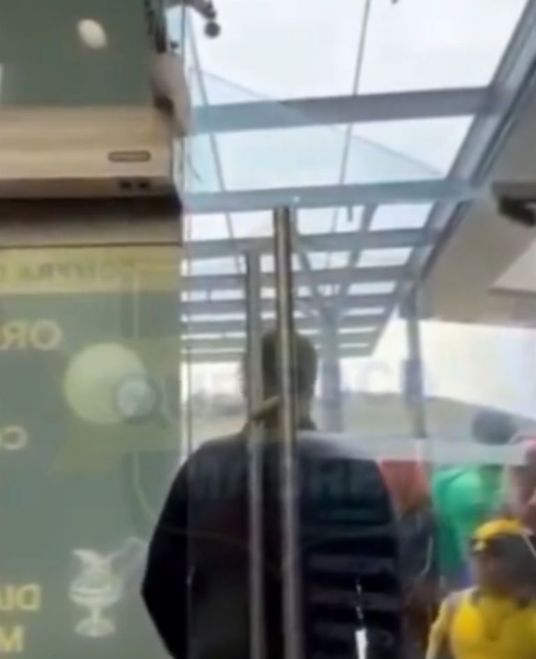 Policías niegan el acceso a jóvenes disfrazados para ver Deadpool y Wolverine