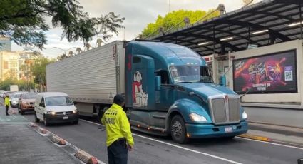 Tráiler choca contra dos patrullas de la SSC y conductor intenta huir en Insurgentes Sur