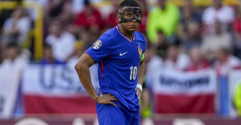 Mbappé sufrió la fractura de su nariz en la Eurocopa