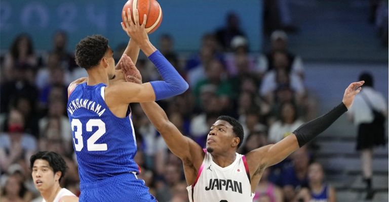 Hachimura busca defender a Wenby