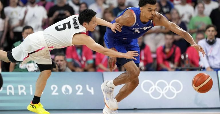 Wenbanyama trata de ganar un balón ante un japonés