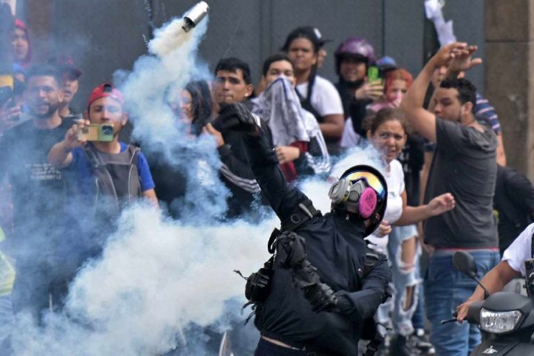 Mientras tanto, las protestas en contra de la tercera reelección de Maduro continúan su curso