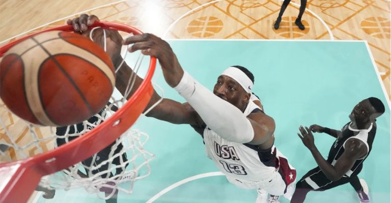 Adebayo sume el balón en contra de Sudán