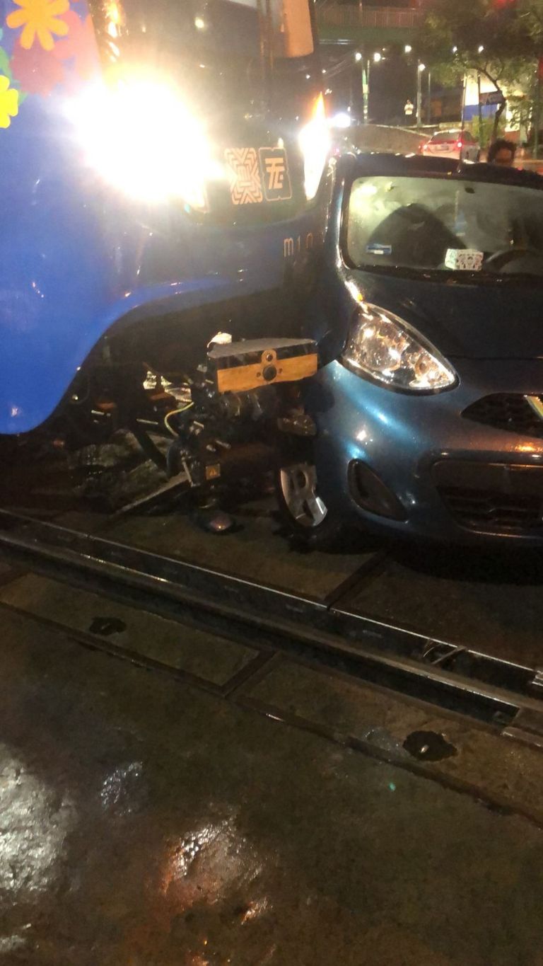 Accidente del Tren Ligero deja dos heridos. Foto: Twitter